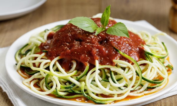 zucchini noodles with tomato sauce healthy-dinner-recipes