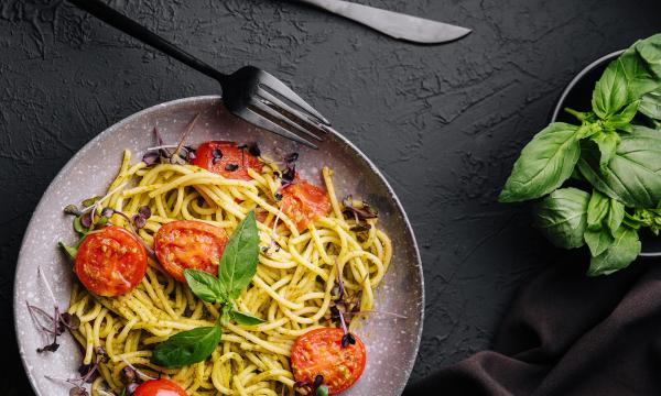 tomato and basil pesto pasta