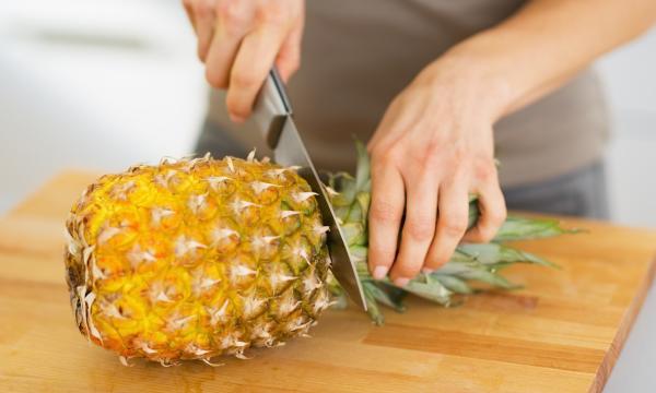 cut a pineapple